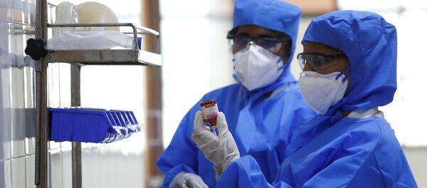 Врачи берут пробу у предполагаемого больного коронавирусом - Sputnik Беларусь