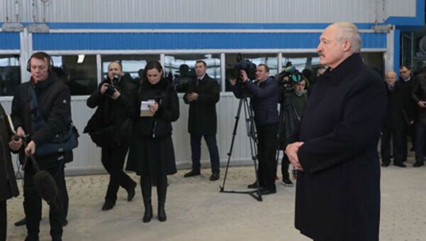  Президент Беларуси Александр Лукашенко во время посещения Добрушской бумажной фабрики Герой труда - Sputnik Беларусь