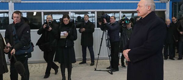 Президент Беларуси Александр Лукашенко во время посещения Добрушской бумажной фабрики Герой труда Президент Беларуси Александр Лукашенко во время посещения Добрушской бумажной фабрики Герой труда - Sputnik Беларусь