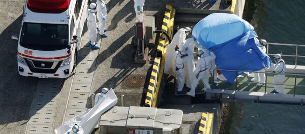 Эвакуация заболевших коронавирусом с круизного лайнера в Йокохаме - Sputnik Беларусь