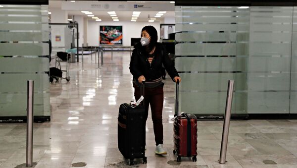 Женщина в защитной маске в аэропорту - Sputnik Беларусь