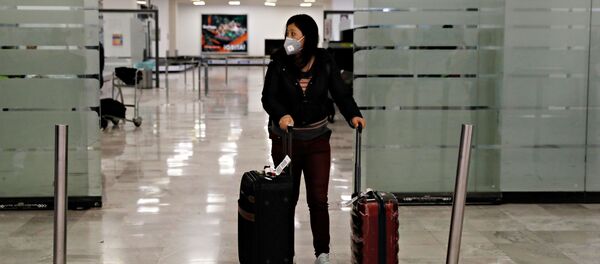 Женщина в защитной маске в аэропорту - Sputnik Беларусь