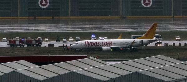 Самолет в аэропорту Сабихи Гекчен в Стамбуле - Sputnik Беларусь