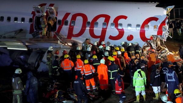 Спасательные работы и следственные действия проходили в аэропорту Стамбула всю ночь - Sputnik Беларусь