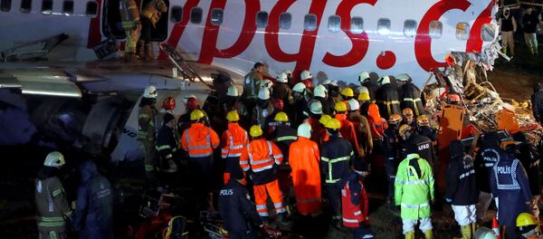 Спасательные работы и следственные действия проходили в аэропорту Стамбула всю ночь - Sputnik Беларусь