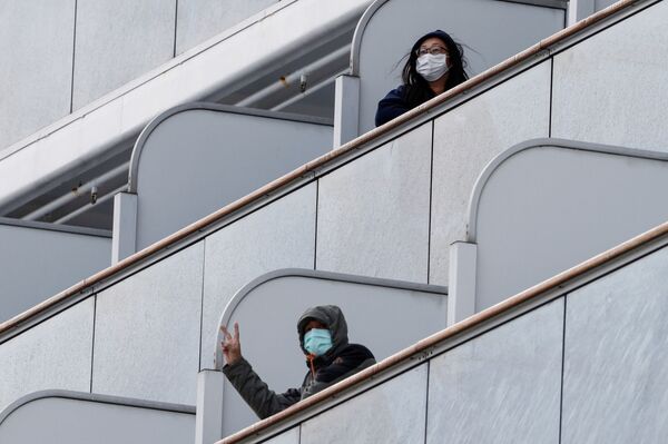 Стариков и больных эвакуируют с карантинного лайнера в Японии - Sputnik Беларусь