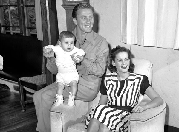 Кирк и Диана Дуглас с сыном Джоэлом 9 сентября 1947 года в Голливуде, Лос-Анджелес. Первый раз Кирк женился в 1943 году на студентке театрального училища Диане Дилл. - Sputnik Беларусь