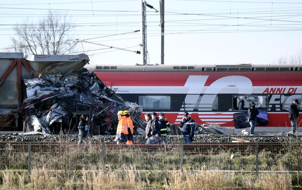 Пассажирский поезд сошел с рельсов в Италии: есть погибшие - Sputnik Беларусь
