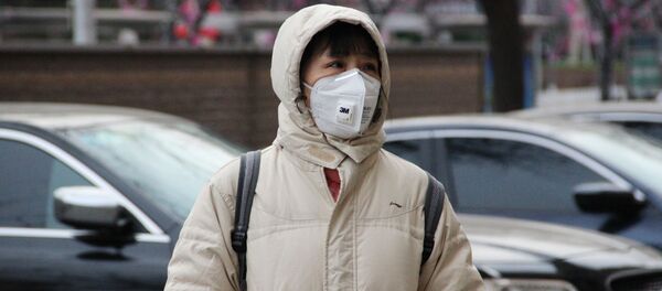 Жанчына ў медыцынскай масцы на вуліцы Пекіна Жанчына ў медыцынскай масцы на вуліцы Пекіна - Sputnik Беларусь