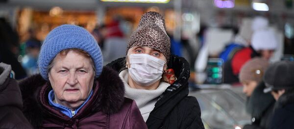 Люди в медицинских масках на минской Комаровке - Sputnik Беларусь