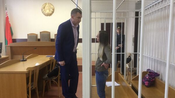Обвиняемая Годиева перед началом суда беседует со своим адвокатом Андреем Санковичем - Sputnik Беларусь