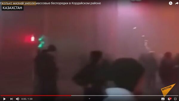 Перевернутые машины и пожары: видео массовой драки в Казахстане - Sputnik Беларусь