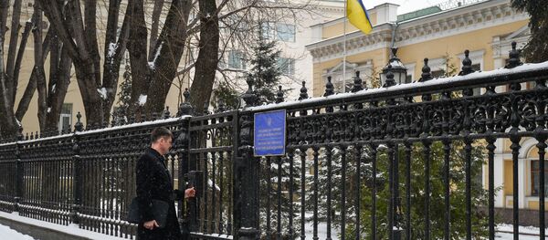 Мужчина у входа в здание посольства Украины в РФ Мужчина у входа в здание посольства Украины в РФ - Sputnik Беларусь