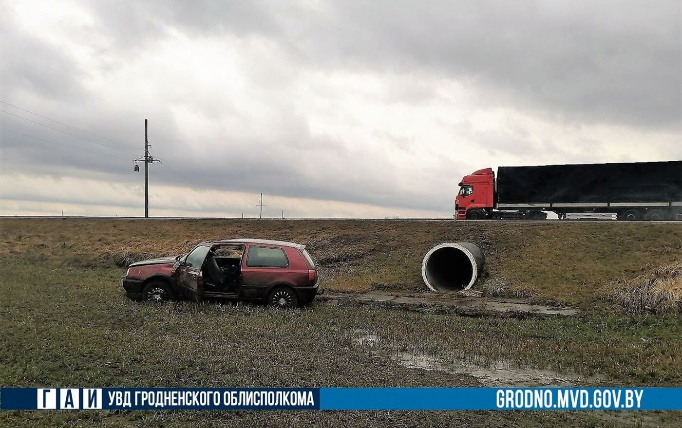 Две машины улетели в кювет из-за сильного ветра в Гродненской области -  10.02.2020, Sputnik Беларусь