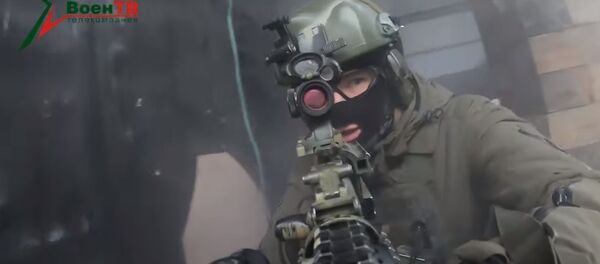 Спецназовцы показали зачистку здания и эвакуацию раненых - видео - Sputnik Беларусь
