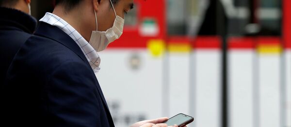 Мужчина в защитной маске в Китае - Sputnik Беларусь