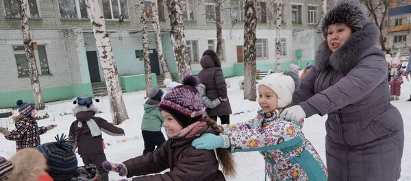 На прогулке в детском саду, архивное фото - Sputnik Беларусь