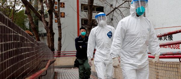 Китайские медики в специальной защитной одежде проводят эвакуацию жителей Китайские медики в специальной защитной одежде проводят эвакуацию жителей - Sputnik Беларусь