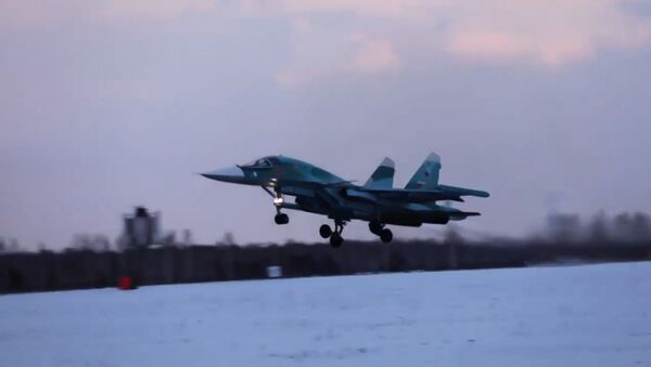 Cу-34 провел маневры в небе над Уралом, видео - Sputnik Беларусь
