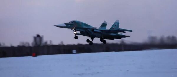 Cу-34 провел маневры в небе над Уралом, видео - Sputnik Беларусь