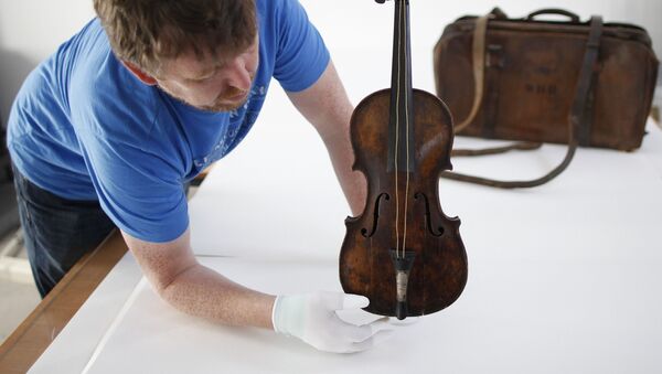 Скрипка, на которой играл музыкант Уоллес Хартли во время во время плавания на Титанике - Sputnik Беларусь