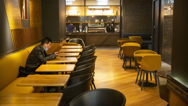 Мужчина в пустом ресторане в Пекине  - Sputnik Беларусь