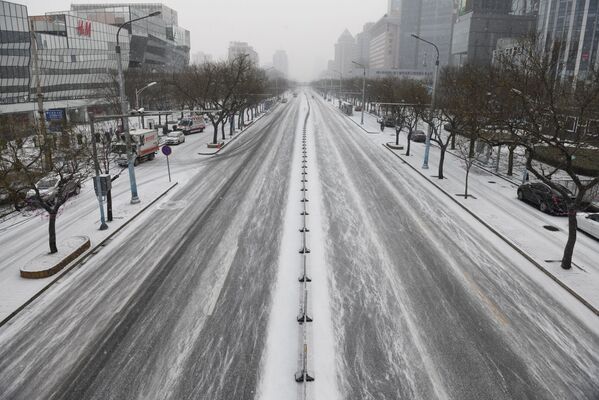 Пустынная заснеженная улица в Пекине  - Sputnik Беларусь