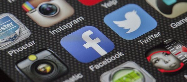 Смартфоны с приложениями Facebook и Twitter - Sputnik Беларусь