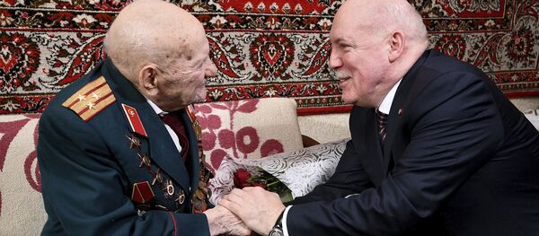 Как посол России поздравил 103-летнего ветерана с днем рождения - видео - Sputnik Беларусь