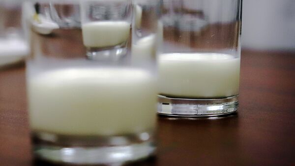 Стаканы с молоком, архивное фото - Sputnik Беларусь