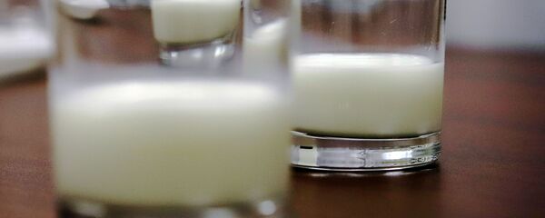 Стаканы с молоком, архивное фото - Sputnik Беларусь