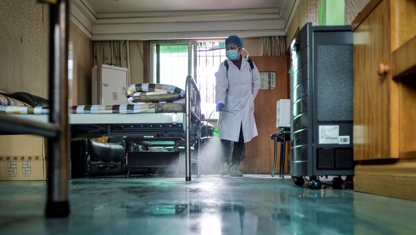Медик дезинфицирует больничную палату после пациента с коронавирусом, архивное фото - Sputnik Беларусь