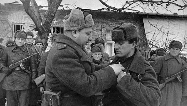  Командир награждает воинов, отличившихся в боях под Будапештом, архивное фото - Sputnik Беларусь