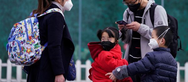 Люди в защитных медицинских масках Люди в защитных медицинских масках - Sputnik Беларусь