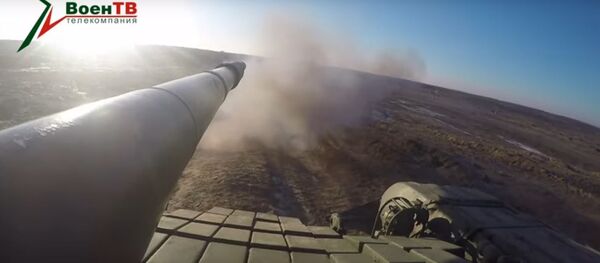 Минобороны показало, как танки стреляют управляемыми ракетами - Sputnik Беларусь