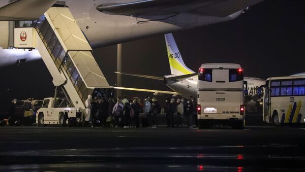 Эвакуация граждан США, находившихся на лайнере Diamond Princess в японском аэропорту  - Sputnik Беларусь