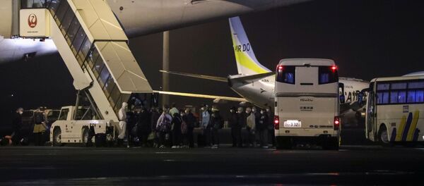 Эвакуация граждан США, находившихся на лайнере Diamond Princess в японском аэропорту  - Sputnik Беларусь