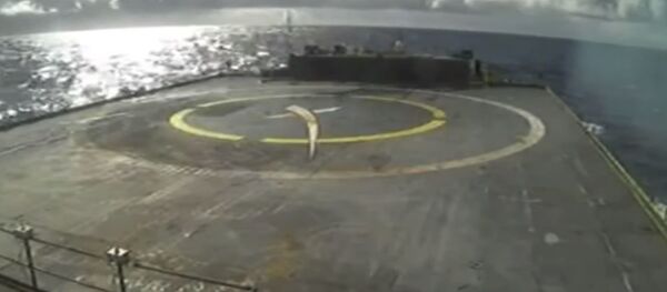 Первая ступень ракеты SpaceX упала в море возле посадочной платформы Первая ступень ракеты SpaceX упала в море возле посадочной платформы - Sputnik Беларусь