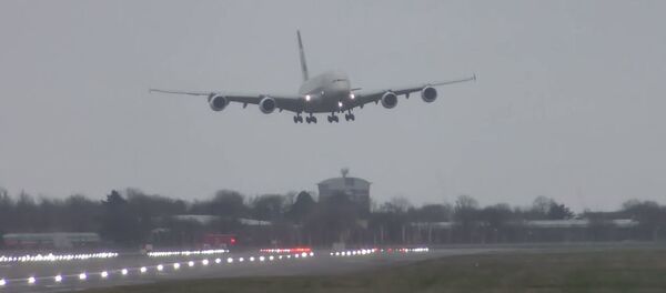 Экстремальная посадка самолета во время урагана в Лондоне  - Sputnik Беларусь