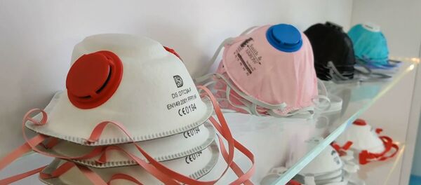 Как шьют медицинские маски в Беларуси и Китае - Sputnik Беларусь