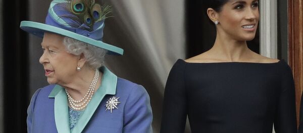 Королева Елизавета II и Меган Маркл Королева Елизавета II и Меган Маркл - Sputnik Беларусь