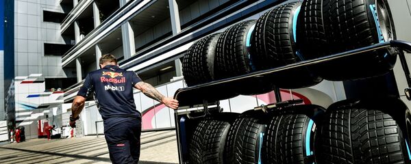 Механик тащит дождевую резину, архивное фото - Sputnik Беларусь