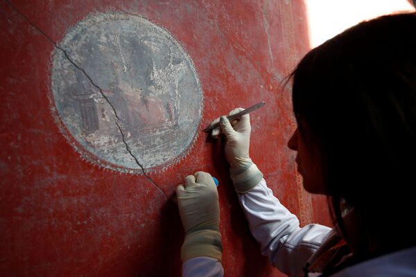 Археолог реставрирует фреску на вилле Casa degli Amanti в Помпеях - Sputnik Беларусь