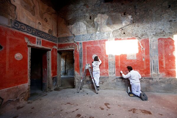 Работа археологов в Casa degli Amanti, одном из трех отреставрированных домов, открытых для публики в Помпеях - Sputnik Беларусь