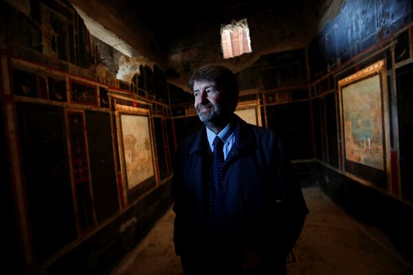 Министр культуры Италии Дарио Франческини рассматривает фрески в доме, открытом для публики в Помпеях - Sputnik Беларусь