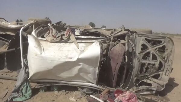 Разрушенный взрывом автомобиль в Йемене - Sputnik Беларусь