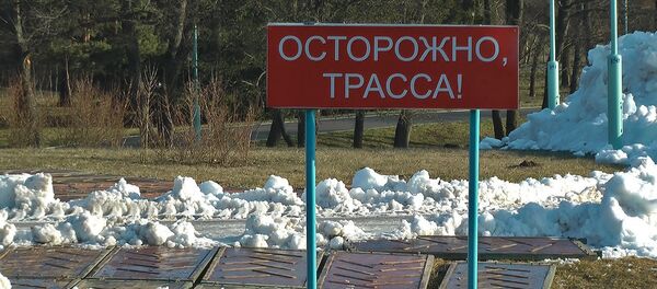 Лыжники-любители испугались: у них хотят отобрать снег ради биатлонистов? Лыжники-любители испугались: у них хотят отобрать снег ради биатлонистов? - Sputnik Беларусь