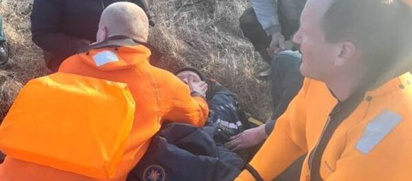 Спасенный из полыньи мужчина - Sputnik Беларусь