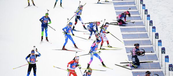 Спортсменки на огневом рубеже одиночной смешанной эстафеты Спортсменки на огневом рубеже одиночной смешанной эстафеты - Sputnik Беларусь