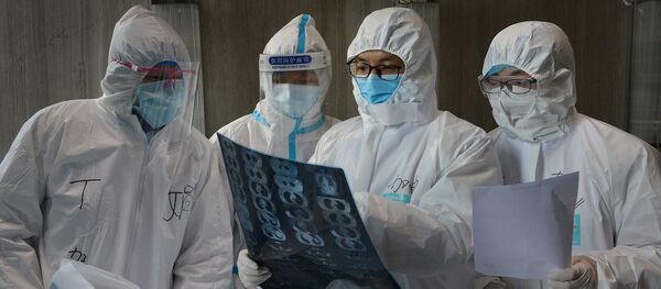 Китайские врачи рассматривают рентген  - Sputnik Беларусь